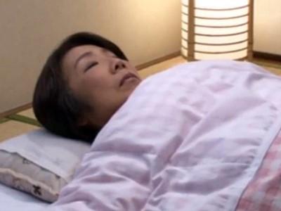 《六十路姑・人妻NTR》還暦を越える美熟女義母に息子が種付けレイプで膣内射精！補正下着のド貧乳熟年BBAが悶えまくり！