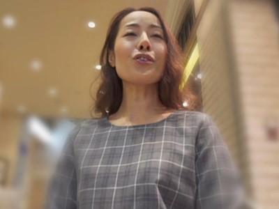 《熟女ナンパ》「バイブ持ってきたの♡」四十路のスレンダーおばさんがなりふり構わずイキ狂う玩具責め！！