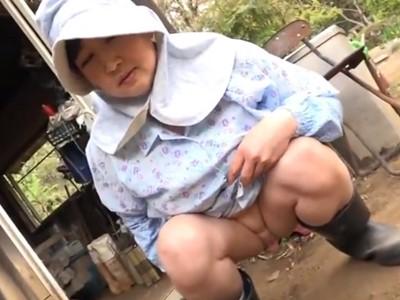 《素人》田舎の熟女デブBBA！！畑作業中にオシッコと言い出すモラルの欠けた爆乳ボインおばさんをハメまくり！【露出人妻】