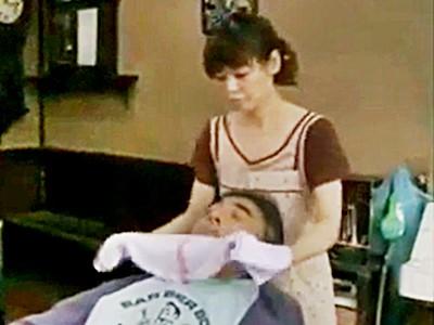 《ヘンリー塚本》昭和ドラマ・人妻理容室　仕事中に店内で生セックスする熟女おばさん！お客を置き去りに不倫絶頂！！
