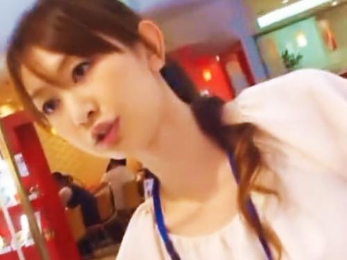 【素人盗撮】丁寧に対応する美人ショップ店員さんのパンチラ隠し撮り！お喋りしながら隙を狙って逆さ撮りする痴漢男