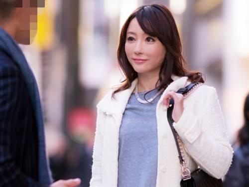 【人妻ナンパ】かなり若く見えるキレイな美人奥様！！若い男に発情した美巨乳おっぱい素人熟女おばさんハメまくり！！