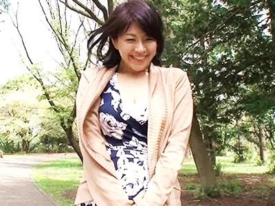 《巨乳×人妻×三十路》むっちり奥さんと風呂場セックス♡見つめるフェラから乳揺らしバックピストンで喘ぐ熟女！《笹山希》