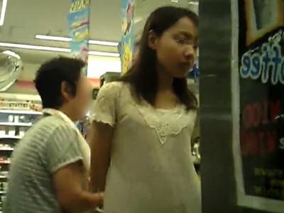 【素人×逆さ撮り】夜のコンビニで見つけた胸ペタンコな清楚系お姉さんをストーキングしながらパンチラ盗撮する痴漢魔
