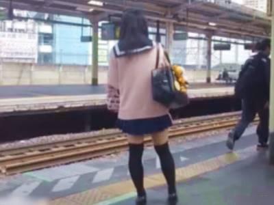 ※ヤバイやつ【個人流出】可愛い素人女子校生を狙いスカートめくりパンチラで逆さ撮り盗撮する痴漢ストーカー