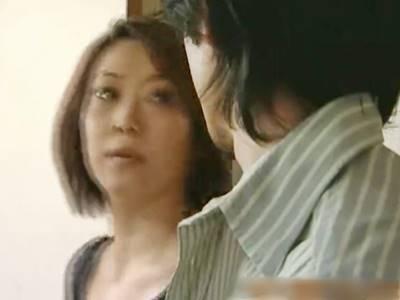 【ヘンリー塚本×人妻】業者との浮気交尾とキュウリオナニーを息子に目撃されてしまった変態淫乱熟女おばさん