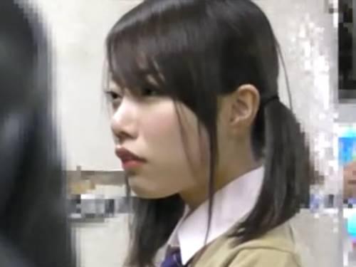 【痴漢盗撮】満員電車で目の前の素人JKギャルのパンチラを逆さ撮りしながらマン汁が垂れるまでセクハラをする鬼畜男！