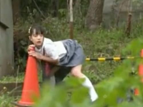 【盗撮】可愛い制服美少女だけど痴女！古びた倉庫前にあった工事現場用のコーンバーで道具オナニーをする淫乱JK