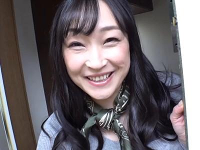 《母乳人妻》いまだにおっぱいが出る爆乳ボインな書道の先生！生徒に乳を搾られミルク撒き散らす熟女おばさんが中出し悶絶！