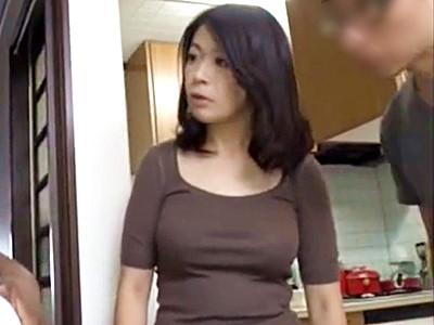 《人妻×寝取られ》ホームステイ中の黒人巨チンに魅了されてしまった巨乳熟女母が家族の目を盗み不貞行為【松島香織】