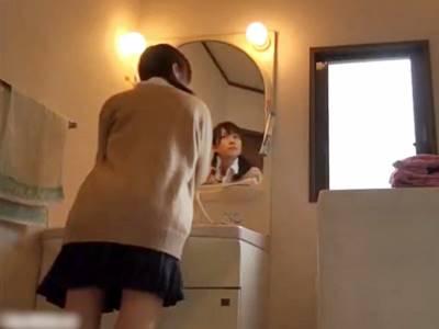 《家庭内盗撮》 女子校生の妹がお風呂に入る前に制服を脱いで全裸になるところを隠し撮り! !＜覗き×JK＞