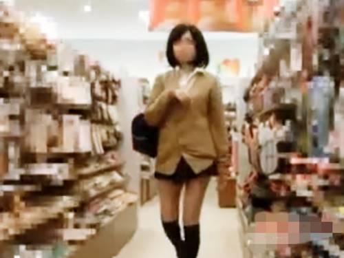 《個人流出》スレンダー美少女ギャルJKを粘着盗撮！！可愛いお尻丸見えのパンチラスカートめくり逆さ撮りのわいせつ痴漢行為！