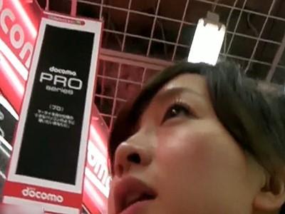 《高難度パンチラ》携帯ショップ店員さんをエロい角度からパンツと顔を同時に写したフロントパンティ逆さ撮り盗撮映像！