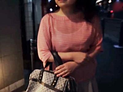 熟女ナンパ♥『SEXしたいの？イイわよ？』40代を過ぎても性欲過多な素人妻おばさん！年下くんを逆に誘惑して不倫セックス！
