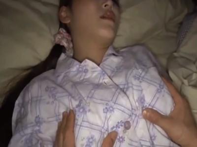 《人妻夜這い》寝付いたノーブラ巨乳母親のオマ●コに吸いついてクンニ責めからの強制イラマチオレイプで凌辱！【三原ほのか】