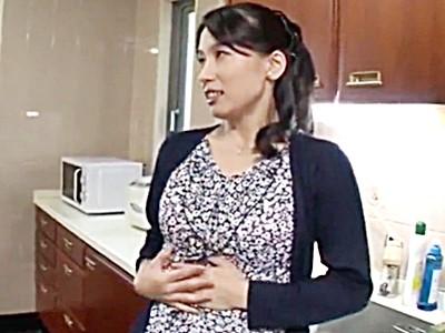 《四十路×熟女人妻》息子によからぬ妄想を抱くスケベお母さん！金玉舐め&ノーハンドフェラで口内射精に導く巨乳美魔女！