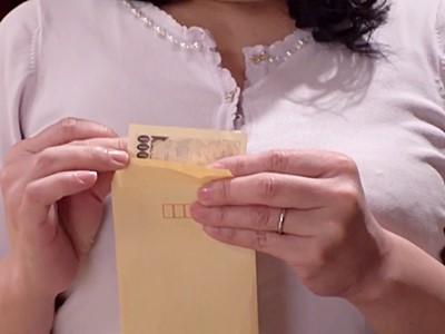 《熟女ドラマ》生活費が足りず途方に暮れる悲壮母！現実を忘れ息子との近親相姦セックスに酔いしれる…【人妻NTR・中出し】