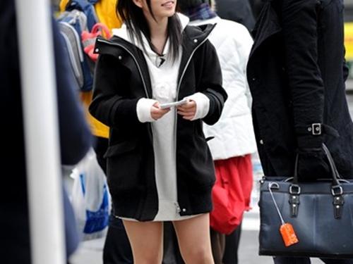 私と中出しセックスしませんか？清楚な黒髪美少女が初めての逆ナンパで街行く素人男性に声をかけ交渉セックス！