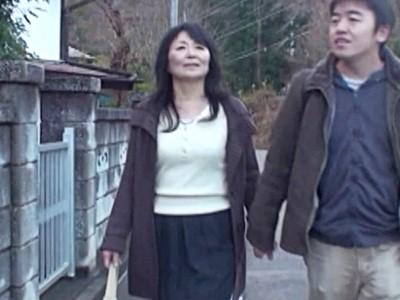 《近親相姦》まさか50を過ぎた母親に勃起するなんて…シングルマザーな熟女母を誘い色恋混じりの温泉旅行セックス♡