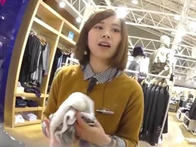 【素人盗撮】貧乳ぺちゃぱい！だけど色白美少女なアパレルショップ店員さんのお宝しゃがみパンチラ、逆さ撮り覗き盗撮映像！