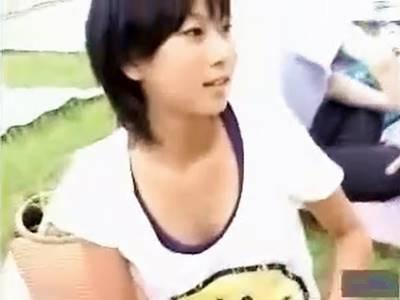 【美少女盗撮】野外で戯れる可愛らしいお姉さんたちの胸チラ、乳首チラを隠し撮り！＜素人×おっぱい＞