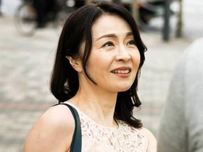 《熟女×逆ナンパ》オトコ大好き人妻！！グイグイ迫る美魔女な”おばさん”が未来ある若者を超強引GETして中出し不倫ハメ！！