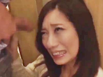 《人妻熟女×寝取られ》『もう近づかないでえ！！』風呂場にまで追いかけてくる痴漢ストーカー義父の恐怖！！