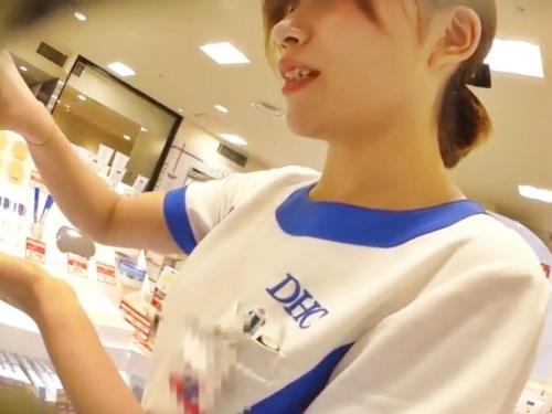 ※ヤバイやつ【素人隠し撮り×個人流出】サプリショップ店員の美人お姉さん正面顔＆パンチラ逆さ撮りを粘着撮影する痴漢盗撮師