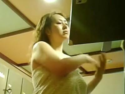 ※剛毛注意※【脱衣所盗撮】圧巻の爆乳オッパイ！ガッチリぽっちゃり体型なデカパイお姉さんのド迫力ボディ隠し撮り！！
