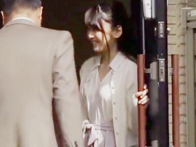 《人妻寝取られ》朝から不倫相手を連れ込んでハメまくる浮気妻！夫に見られているとも知らずに…【熟女】