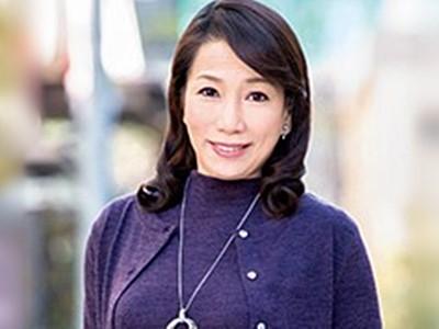 《人妻》極上の55歳美熟女！上品ながらも妖艶垂れチチ巨乳の五十路おばさんが若者チ〇ポに突かれてウットリSEX♡