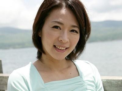 《四十路/矢部寿恵》45歳の熟女人妻が魅せる不倫旅行！夫に嘘をつき妻子ある男性と中出しSEXでハメまくる！！