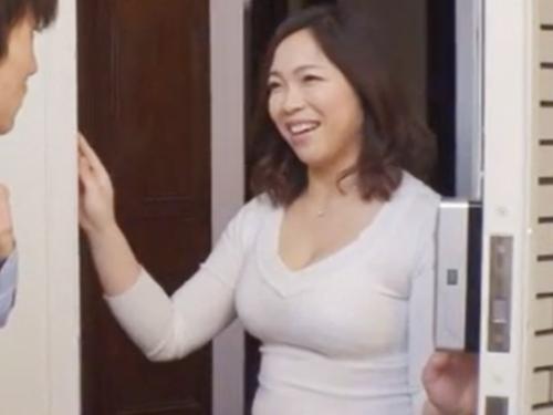 《人妻熟女》巨乳ボインな彼女のお母さん！『先っぽだけなら…』と娘の童貞彼氏にオマ●コ挿入を許し久々チ●ポに興奮する母親！