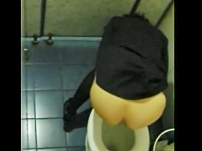 【トイレ侵入盗撮】女子便所に不法侵入したサラリーマンが逮捕覚悟の衝撃映像隠し撮り！《おしっこ/放尿》