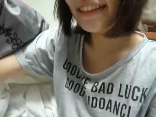 《個人撮影》隠れ巨乳な素人のお姉さん！メガネをかけた童顔美少女がマシュマロおっぱいでパイズリフェラチオのご奉仕！！