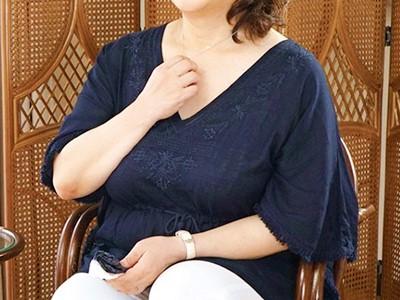 《熟女☆ぽっちゃりおばさん》乳首でビクビク痙攣する爆乳ダイナマイトボディの六十路人妻・大量中出しセックス初撮り！！