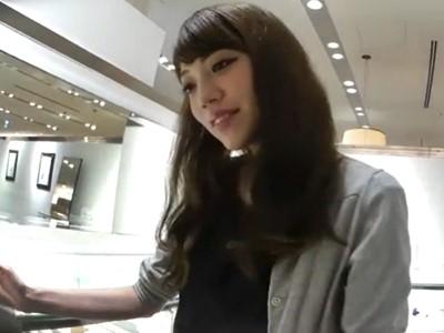 【素人逆さ撮り】色白で綺麗なアパレルショップ店員のお姉さん！接客対応の会話中にパンチラを狙う痴漢盗撮師！