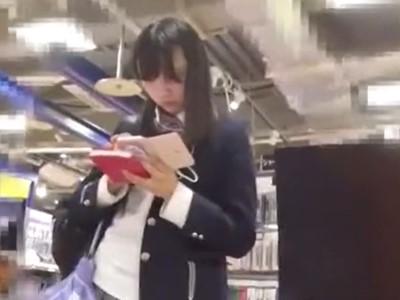 ※高画質《痴漢盗撮》めちゃ可愛い制服JKを見つけてストーカー行為しながらパンチラ逆さ撮りしまくる変態映像！