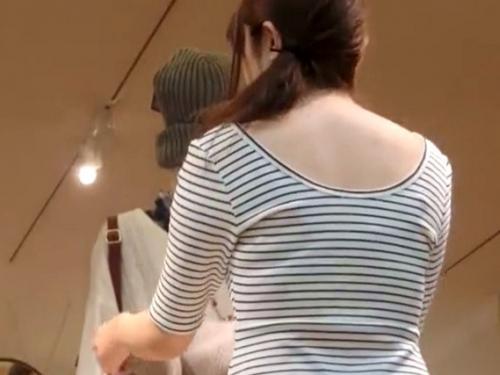 《素人個人撮影》スラっと脚長な美人アパレルショップ店員さんの豪快なしゃがみパンチラ、胸チラ、逆さ撮りを盗撮した痴漢映像！