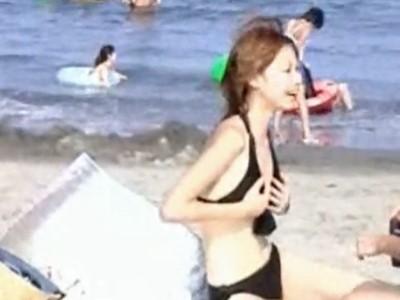 《素人/個人撮影》美人な水着ギャルが真夏のビーチでおっぱいポロリ☆乳首を完全露出しちゃう胸チラハプニングを盗撮！！