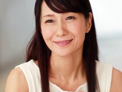 《本物人妻》この美しさで孫がいる五十路熟女！セカンドライフに想いを馳せる美魔女が官能的な素顔を魅せる！麻生まり