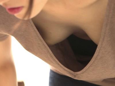 《人妻・若妻》朝のゴミ出し場で無防備な胸チラをGET！！出勤前に近所の奥さんと一発ハメる寝取られNTRセックス！！