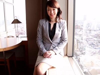 《50代人妻☆デビュー》本物の奥様がAV出演！五十路なのに超美人な清楚熟女妻が恥ずかしく突かれて…不倫セックス♡♡