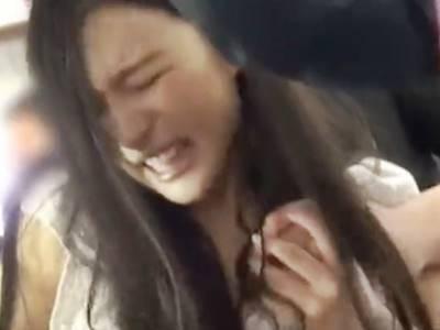 プロ痴漢集団が投稿！スレンダーAV女優に寄ってたかって性的イタズラした電車内凌辱映像《古川いおり》