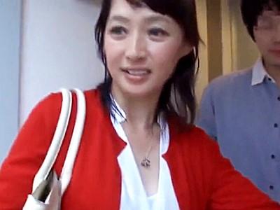 《熟女/おばさん》50歳とは思えない妖艶美人妻♡！息子より年下の童貞さんを母性的に導く筆おろしSEX【安野由美・五十路】