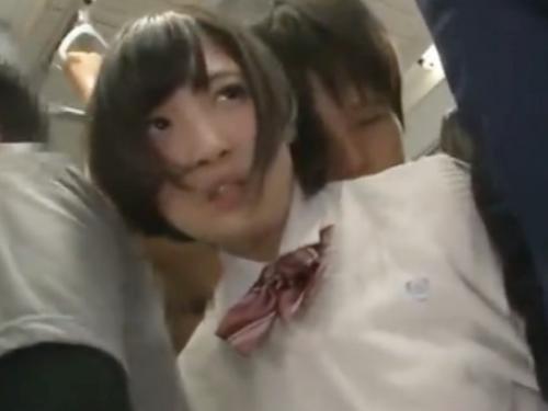 【電車内痴漢】大人しい清楚系ロリ美少女JKが巨乳おっぱいを揉まれ手マンでグチョ濡れ！ピンクパンティの隙間で素股凌辱される