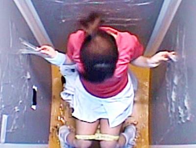 《素人イタズラ》強力な粘着剤が仕掛けられたトイレに座ったお姉さんがお漏らし失禁！救助に来た男が痴漢に豹変して美女を凌辱！