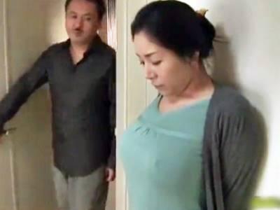 【ヘンリー塚本】巨乳おっぱいノーブラ人妻が乳首を勃起させ胸ポチ状態で義弟に犯されるのを待っている！