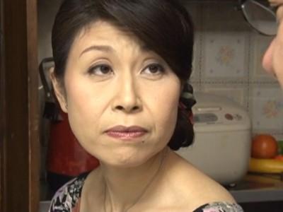 《五十路》「血は繋がってないけど…親子なのよ？」義理の息子に毎日夜這いされる巨乳義母！水野淑恵