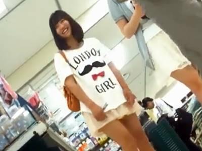 《素人/個人流出》ショッピング中の私服美少女JKをストーカーしてしゃがみパンチラ、逆さ撮りを盗撮した痴漢映像